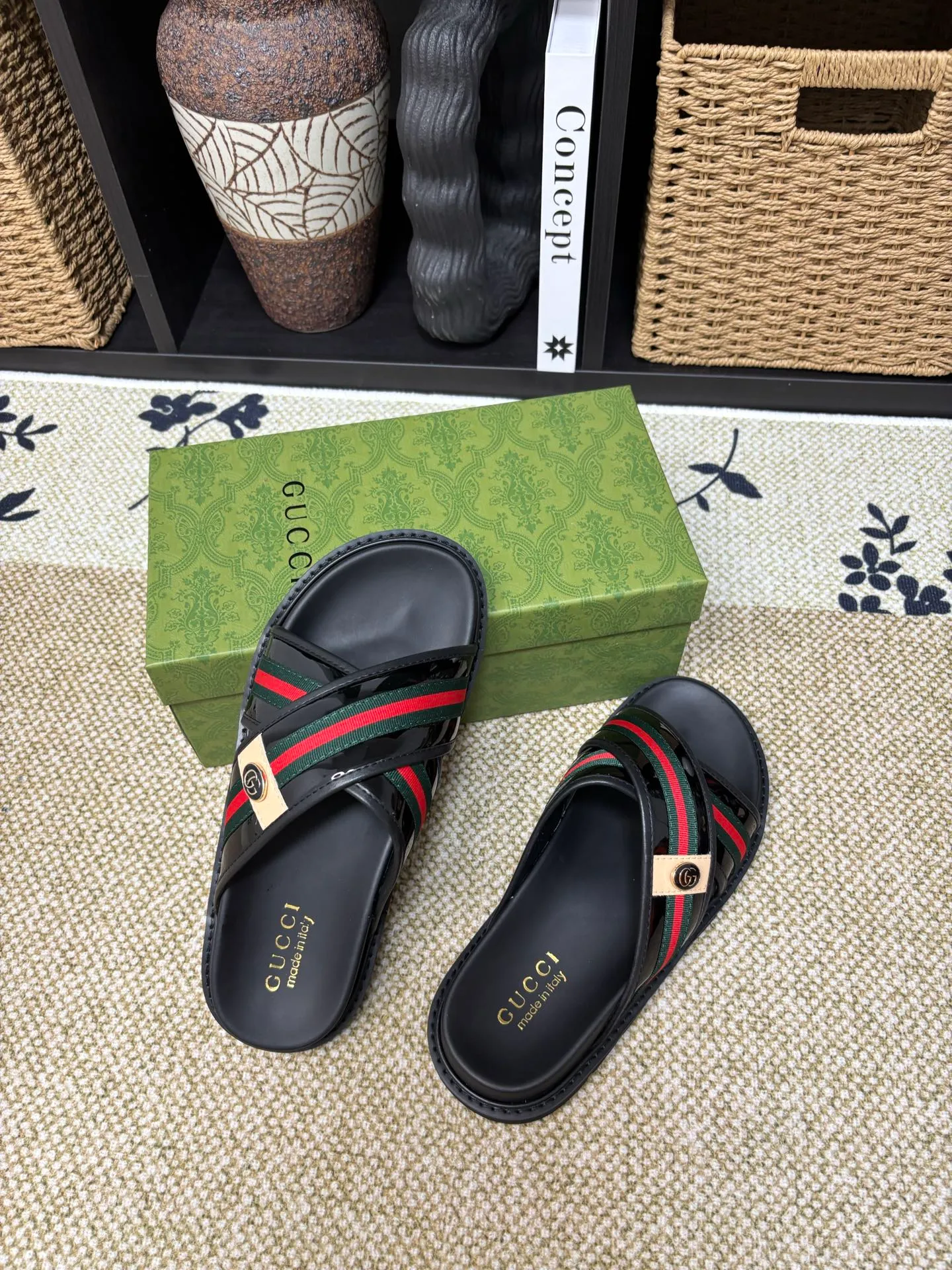 Factory 💰 300 yuan Gucci slippers] high-end men's shoes brand official website 1:1 latest masterpiece: original mold customization, the fabric is made of imported original materials, upgraded outsole, lighter and non-slip. The market's top quality, simple yet tasteful, a must-have for fashionistas, fashionable at your feet, full of confidence, the same style at the counter 👍The season of summer slippers is here. Code: 38-45 (45 customized)
